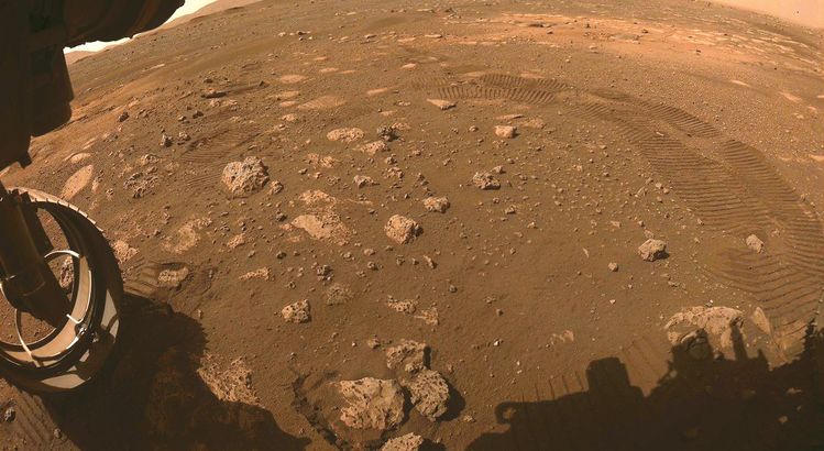 NASA JPL이 성공적으로 착륙시킨 미국의 5번째 탐사로보 퍼서비어런스는 인류 최초로 화성의 토양을 채집하여 지구로 보내는 임무를 수행한다. 화성 탐사로보 퍼서비어런스가 직접 촬영한 화성 표면의 모습. [사진제공 : NASA/JPL-Caltech]