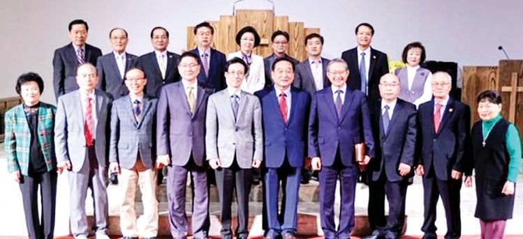 오는 7월 12일로 정해진 2019 할렐루야 대뉴욕복음화대회를 앞두고 대뉴욕지구한인교회협의회 임원들이 지난 14일 퀸즈장로교회에서 준비기도회를 열었다.회의가 끝난 후 임원들이 함께 모였다. [사진 뉴욕교협]