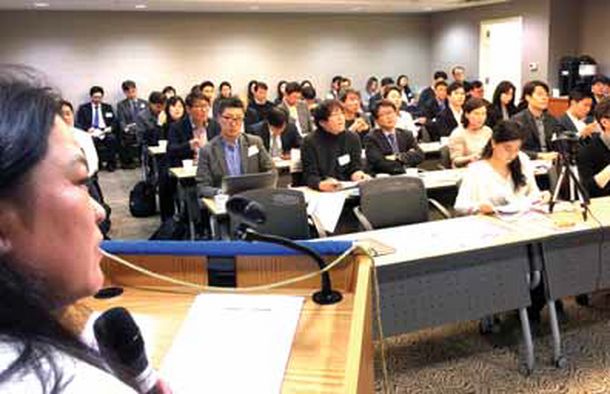 16일 열린 미한국상공회의소 주최 미국 경제 세미나에서 JP모건의 조이스 장 글로벌마켓 리서치 책임자(왼쪽)가 올해 미국 경제성장률이 1.7% 정도를 기록할 것이라고 설명하고 있다. [사진 미한국상공회의소]