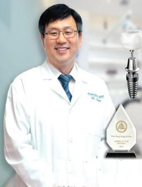 미션치과 정원중 원장은 탑 덴티스트상을 수상한 실력있는 치과의사다. 온화한 미소와 친절한 진료를 해 환자들의 신망이 두텁다.