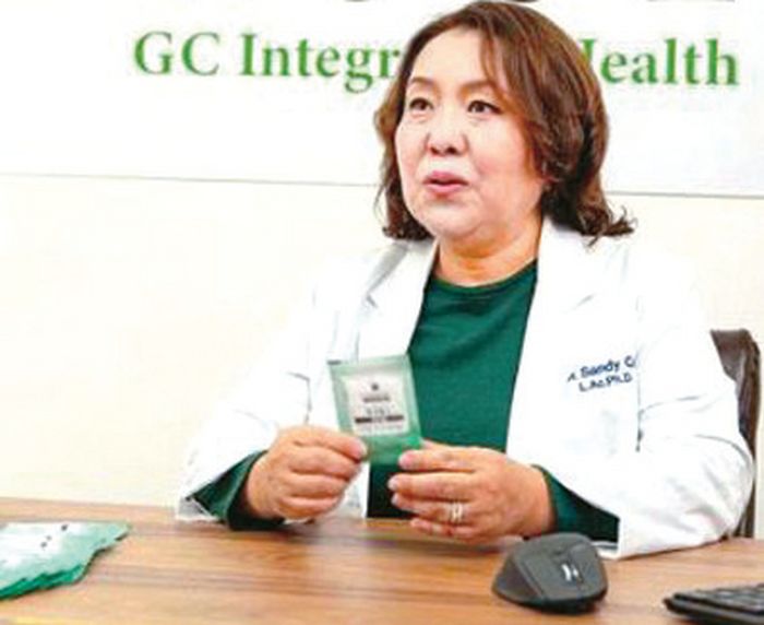 GC내추럴의 샌디 추이 박사가 한방의 효능에 관해 설명하고 있다.