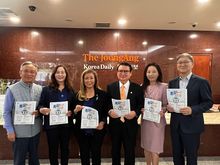 LA평통 교육분과위원회 청소년 뿌리교육 대표행사인 ‘통일골든벨’ 대회를 알리고 있다. 왼쪽부터 이종원 자문위원, 박엘렌 부위원장, 김정혜 위원장, 신영구 상임고문, 김승혜 자문위원, 이재국 부회장.    
