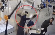 로봇 또 난동 '충격 영상'…팔·다리 마구 휘두르자 연구원 뒷걸음질
