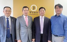 2025 뉴욕한인회 기금마련 골프 대회 홍보 및 당선 인사차 13일 뉴욕중앙일보 본사를 방문한 이명석 제39대 뉴욕한인회장(오른쪽 두 번째)과 한인회 관계자들.왼쪽부터 권오봉 차석부회장, 곽호수 이사장, 이 회장, 이우혁 재무부회장.