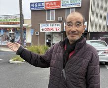 정들었던 구두 수선점을 닫고 은퇴한 로마노 김씨가 은퇴 후 계획에 관해 설명하고 있다.