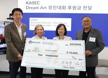 OC한인상공회의소 윤만(맨 왼쪽부터) 회장이 클레어 나 수석부회장, 잔 송(맨 오른쪽) 수석부이사장과 함께 로사 장 한미특수교육센터 소장에게 후원금을 전달하고 있다.  [상의 제공]