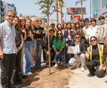 송정호 KYCC 관장, A2O 메이, 이수만 프로듀서 등이 지난 23일 한인타운에서 열린 나무 심기 행사에 참석했다. [KYCC 제공]