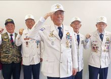 6.25 한국전쟁 75주년을 맞아 참전 유공단체들이 21일 LA 한인타운에서 2세 학생과 가족이 참여하는 기념식을 연다. 본지를 찾은 이재학 6.25 참전 유공자회 회장과 회원들이 행사 내용을 알린 뒤 거수경례하고 있다. 