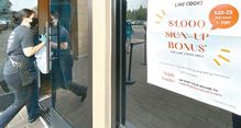 팁 면세법안 통과 시 식당·미용실 등은 인력 확보가 수월해 질 것으로 기대하고 있다. 한 식당의 구인 홍보물. 박낙희 기자