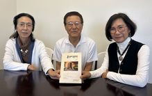 오렌지 글사랑 이영미(맨 왼쪽부터) 총무, 정찬열 시인, 조앤 권 회장이 최근 펴낸 회원 문집 '오렌지 문학'을 보여주고 있다.