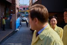 [단독] 대통령 '얼굴' 안보인다…탱고사진 찍듯 李 찍는 사진사