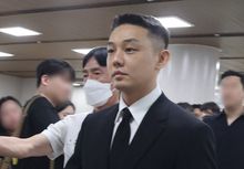 선고 공판 출석 중인 유아인
