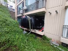 충격! 아파트 1층 베란다 꿰뚫고 들어간 차량…음주운전 아냐, 사고 원인은?