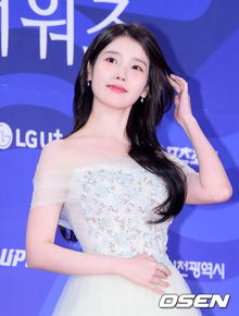 아이유, 청룡시리즈어워즈 2관왕 달성! 박은빈·서현진 등 쟁쟁한 스타들 제치고 인기 폭발 [핫피플]