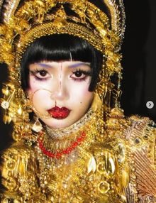 블랙핑크 리사 맞아? 황금 뒤집어쓴 역대급 핼러윈 코스프레