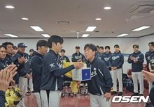 대표팀 첫 승 축하 현장 사진(미주중앙일보 보도)