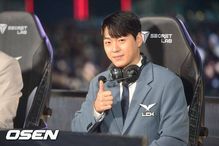 결승전 현장 분석을 전하는 현지 해설진 보도 이미지