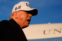 트럼프, 이란 '돈줄' 하르그섬 때렸다…