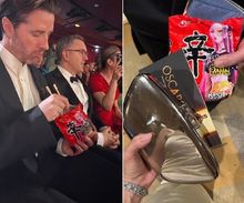 오스카서 생라면 와그작…턱시도 차림 '케데헌' 감독 인증샷