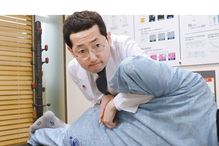 “단순한 다리 저림인 줄”…70대 못 걷게 만든 ‘공포의 질환’ [Health&]