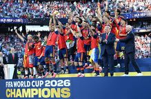우승 스페인 옆 버티던 트럼프 ‘굴욕’…FIFA 사진서 통편집