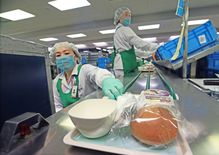 강제퇴거 외국인에 7000원 기내식?…인천공항 직원들 반발, 왜 