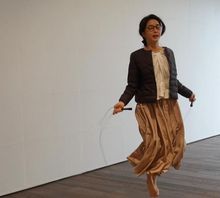 SNS 뜬 김건희 ‘맨발 줄넘기’ 사진…“김 여사, 골프는 안 치셔”