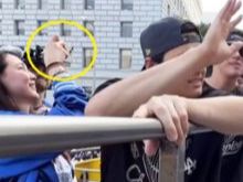 남편이 1조 버는데…오타니 아내 구형 스마트폰에, 출퇴근길 운전사 역할까지