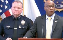 연방수사국(FBI) LA지부 책임자 아킬 데이비스(오른쪽)가 15일 기자회견에서 테러리즘 수사 관련 진행 상황을 발표하고 있다. [로이터·KTLA캡처]