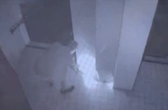 방화 용의자가 식당 현관 나무 기둥에 불을 붙이는 모습. [모니카 김씨 제공]