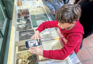 1925년 5월 3일 구리 타임캡슐을 도서관 내에 설치하는 모습. [도서관 제공]