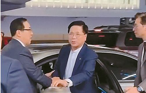 정차한 차량에서 이영훈 목사가 내리고 있다. 이 목사 왼편이 나성순복음교회 진유철 담임목사. [joy.of.everything 인스타그램 캡처]