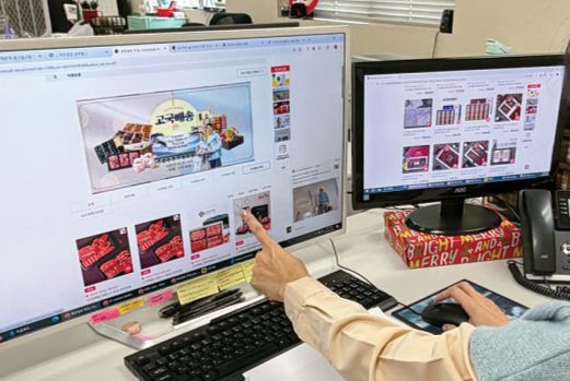 전통 특산물과 프리미엄 상품 엄선으로 고국배송 만족도가 높은 미주 한인 최대 온라인 쇼핑몰 핫딜. 고객이 '고국배송 명절 선물 기획전'에서 온라인 쇼핑을 하는 모습. 김상진 기자 