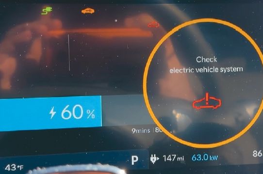아이오닉5 차량 충전 중 ICCU 문제로 의심되는 오류가 발생한 모습. [유튜브 캡처]