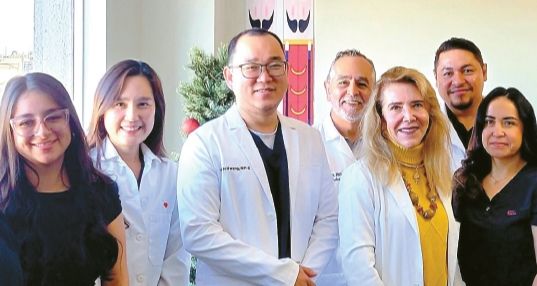 이동형 의료 의료 서비스를 전문으로 하는 '퍼스트초이스메디칼'이 한인 메디케어 환자들을 위해 적극적인 진료에 나섰다. 이 클리닉의 의료진들이 자리를 함께했다. 사진 왼쪽에서 세 번째가 이단비 NP, 네 번째가 한신 대표.