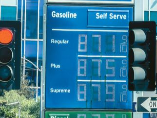 17일 차이나타운 인근의 한 주유소에서 레귤러 개스 가격이 갤런당 8달러70센트를 넘어섰다. 김상진 기자