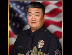 지난해 6월 23일 405번 프리웨이 사고 현장에서 시민을 돕다 순직한 LAPD 웨스트LA 경찰서 소속 샤우 덩(Shiou Deng) 경사의 추모 사진.  [LAPD]