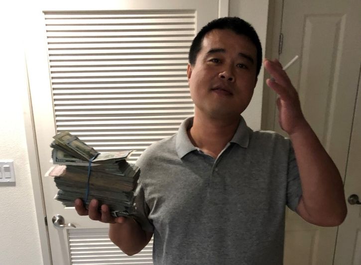 연방검찰이 공개한 사진으로, 국제 노인 대상 사기·자금세탁 조직의 총책인 화왕(Hua Wang)이 사기 범행으로 챙긴 것으로 조사된 거액의 현금을 손에 들고 있다. 화왕은 총 6500만 달러 규모의 국제 사기 조직을 이끈 혐의를 인정했으며, 수천 명의 노인 피해자에게서 빼앗은 현금 2000여 건의 수거에 관여한 것으로 조사됐다. [연방검찰]