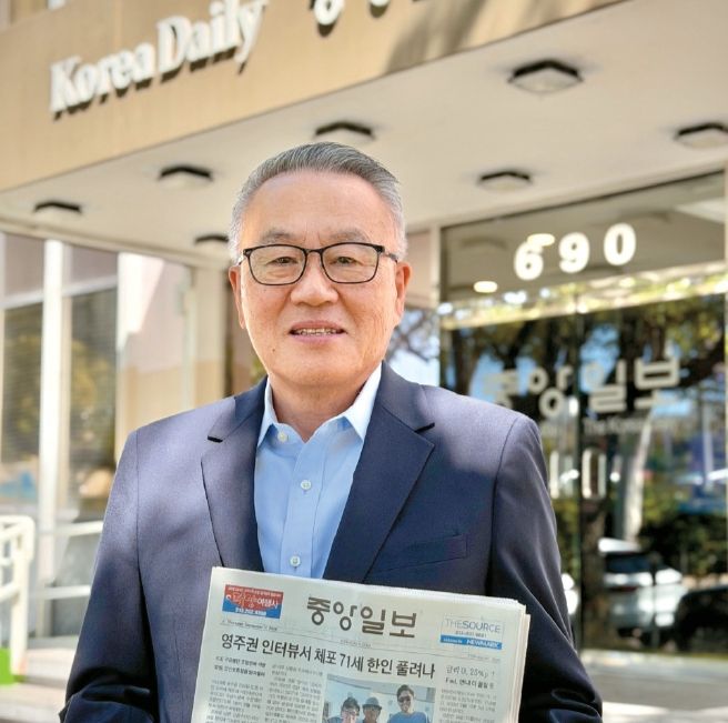 케네스 한 대표가 미주중앙일보 사옥 앞에서 신문을 펼쳐 보고 있다. 50년 전 본지에서 첫 사회생활을 시작한 그는 지금도 신문과 인연을 이어간다.   박낙희 기자