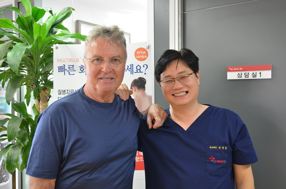 거스 히딩크 감독과 활짝웃는 강남제이에스병원 대표원장 송준섭 박사