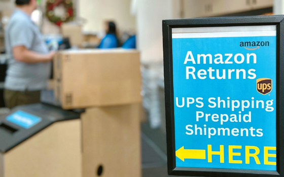 관대한 반품 시스템을 악용하는 소비자들이 늘고 있는 것으로 나타났다. UPS의 아마존 반품 안내문. 박낙희 기자