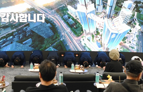 [용산정비창 전면1구역 포스코이앤씨 홍보관서 포스코이앤씨 직원들이 조합원에게 절하는 모습(제공-조합원)]