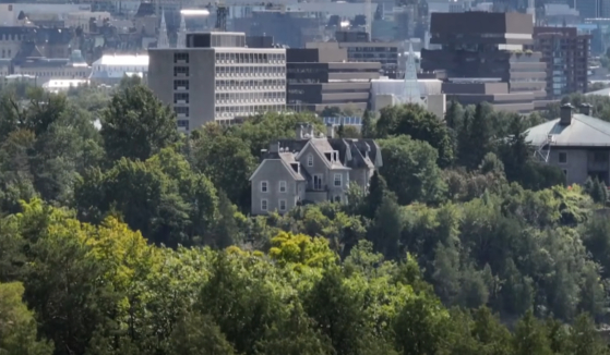 캐나다 총리의 공식 관저였던 오타와의 24 서섹스 드라이브(24 Sussex Drive). [CBC News: The National 공식 유튜브]