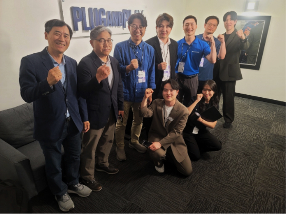 [K-Ground Ventures CEO Namhoon Cho (left) with representatives of global VCs and startups at the Plug and Play Summit. Photo courtesy of K-Ground Ventures]