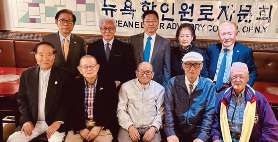 뉴욕한인회가 지난 17일 뉴욕한인원로자문회를 방문해 퀸즈 플러싱 산수갑산1 식당에서 오찬을 대접했다. 이명석 뉴욕한인회장은 “39대 뉴욕한인회 출범 이후 첫 방문 단체를 원로분들의 모임인 뉴욕한인원로자문회의로 정했다”며 “오찬을 함께하며 한인사회 발전을 위한 여러 제안과 조언들을 들었다”고 전했다.  [뉴욕한인회]