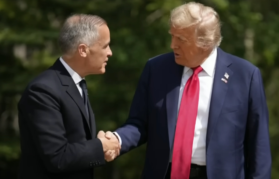 G7 정상회의에 참석해 마크카니 캐나다 총리가 도널드 트럼프 미국 대통령과 악수를 하고 있다. [Global News 공식 유튜브]