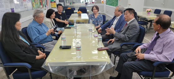 지난 19일 베이사이드 뉴욕한인봉사센터(KCS)에서 한인사회 봉사단체 대표들이 모여 협력을 도모했다. 사진 오른쪽부터 손석완 뉴욕한인회 복지위원장, 이명석 뉴욕한인회 회장, 김동찬 시민참여센터(KACE) 대표, 배영서 CIDA 사무총장, 김갑송 민권센터 국장, 김명미 KCS 회장, 조원훈 뉴욕한인상록회 회장, 김은경 퀸즈YWCA 사무총장. [사진 뉴욕한인회]