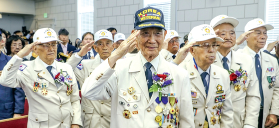 고령의 한인 6·25 참전용사들이 지난 21일 새한교회에서 열린 '6·25 한국전쟁 75주년 행사'에서 국기에 대한 경례를 하고 있다. 김상진 기자