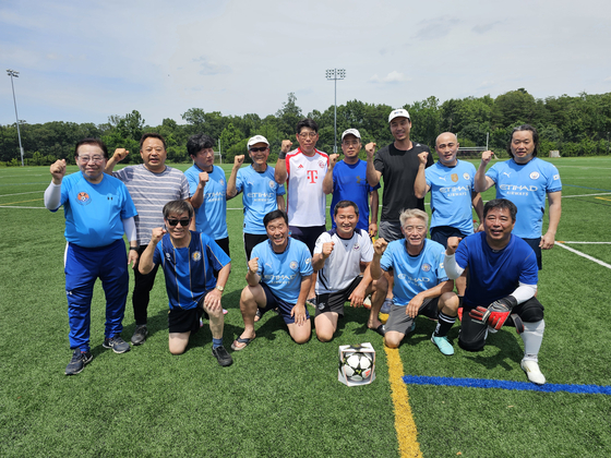 화랑축구회장배 우승을 차지한 조은팀이 기념촬영을 하고 있다.