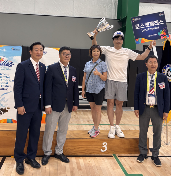 LA체육회가 미주체전 3위를 기뻐하고 있다. 오른쪽부터 정주현 재미대한체육회 회장, 홍정수 LA체육회 명예회장, 허연이LA체육회 수석부회장. [LA체육회 제공] 